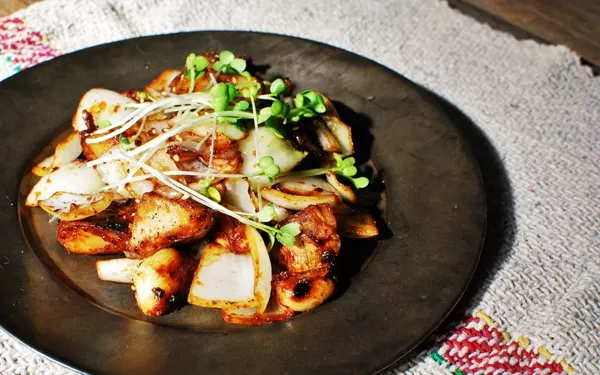 免疫力アップレシピ「まるごとニンニクとじゃがいもの味噌炒め」