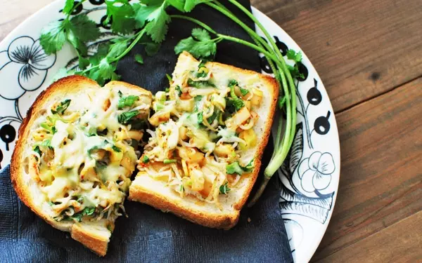 おすすめトースト「シラスとキムチのチーズトースト」