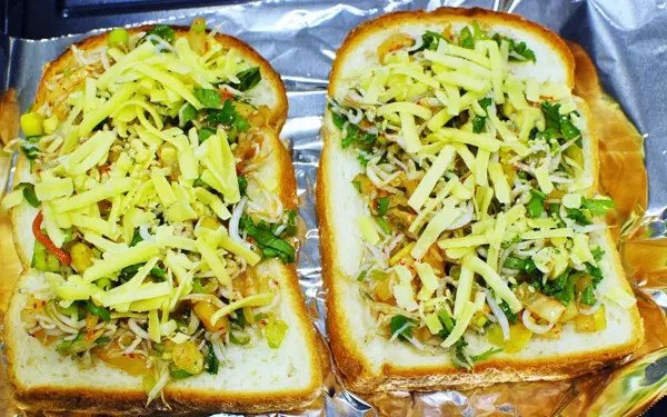 おすすめトースト「シラスとキムチのチーズトースト」