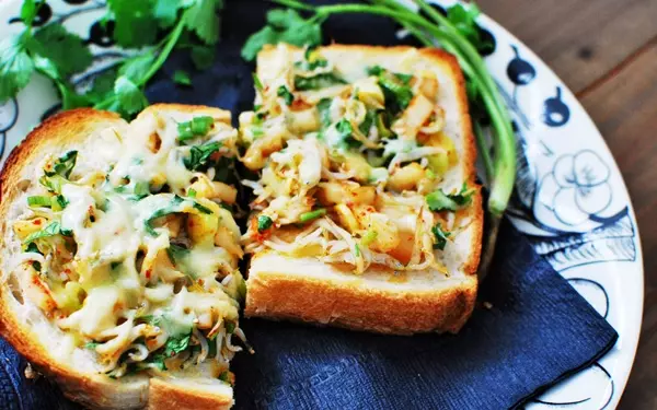 おすすめトースト「シラスとキムチのチーズトースト」