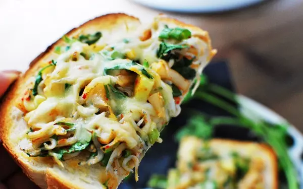 おすすめトースト「シラスとキムチのチーズトースト」