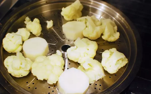 カリフラワーレシピ「カリフラワーとアボカドのヘルシーサラダ」