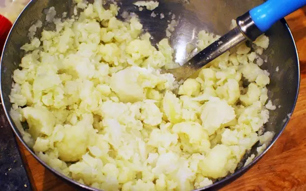 カリフラワーレシピ「カリフラワーとアボカドのヘルシーサラダ」