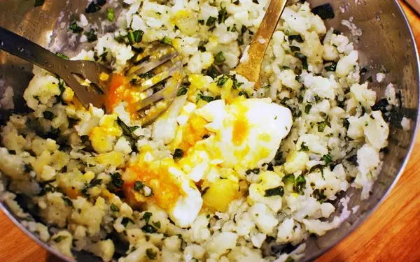 カリフラワーレシピ「カリフラワーとアボカドのヘルシーサラダ」