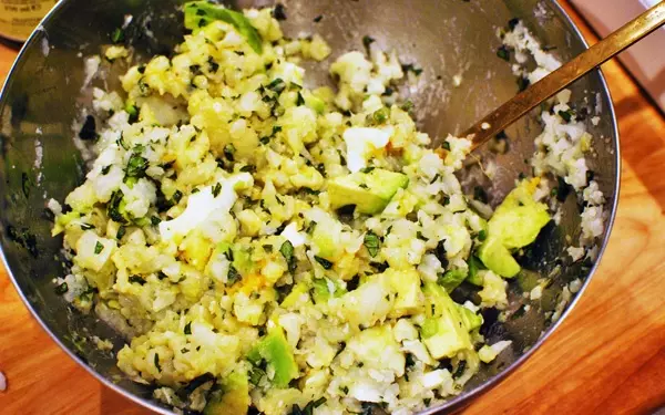 カリフラワーレシピ「カリフラワーとアボカドのヘルシーサラダ」