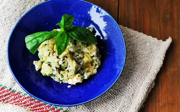 カリフラワーレシピ「カリフラワーとアボカドのヘルシーサラダ」