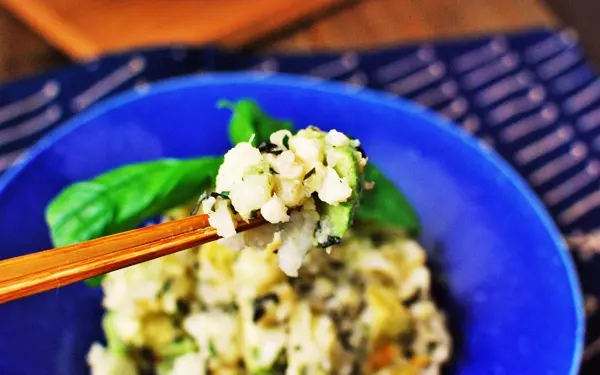 カリフラワーレシピ「カリフラワーとアボカドのヘルシーサラダ」