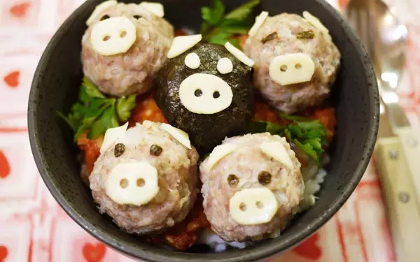 ミニブタが可愛い、イタリアン風ジューシー豚団子丼