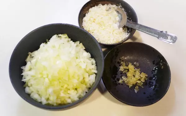 ミニブタが可愛い、イタリアン風ジューシー豚団子丼