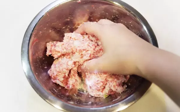 ミニブタが可愛い、イタリアン風ジューシー豚団子丼