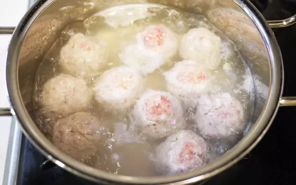 ミニブタが可愛い、イタリアン風ジューシー豚団子丼