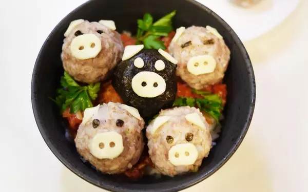 ミニブタが可愛い、イタリアン風ジューシー豚団子丼
