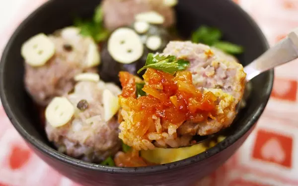 ミニブタが可愛い、イタリアン風ジューシー豚団子丼