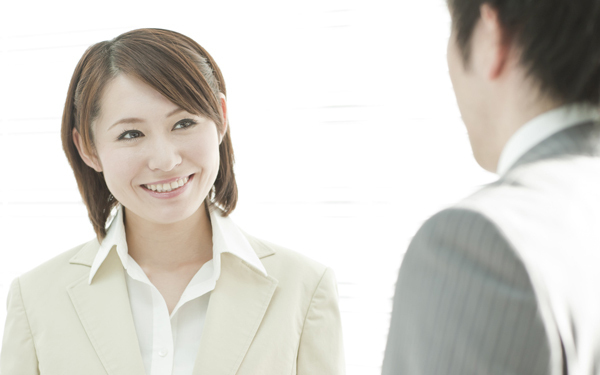 社内でドキリ！ 脈アリかどうか気になる…男性が職場で好きな女性にとってしまう態度とは？