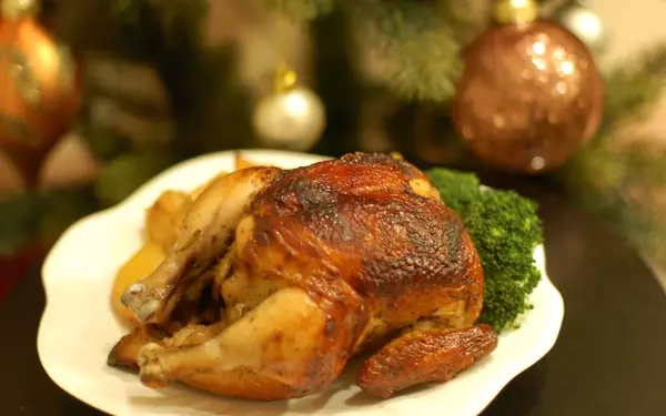 クリスマスの手みやげに！「ロティサリーイン」のテイクアウトできるローストチキン