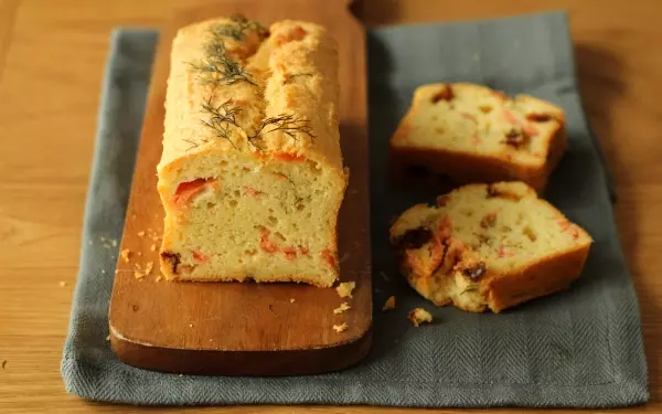 年末年始の持ち寄りに！ ～サーモンとドライトマトのお豆腐ケークサレ～