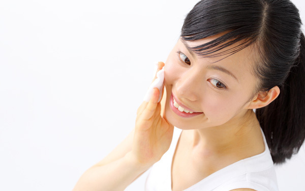 どっちが正解？ コットン？ 手？ 正しい化粧水の付け方