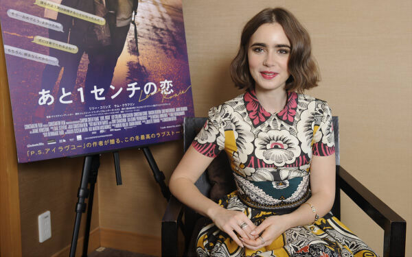『あと1センチの恋』主演、太眉がキュートなリリー・コリンズインタビュー