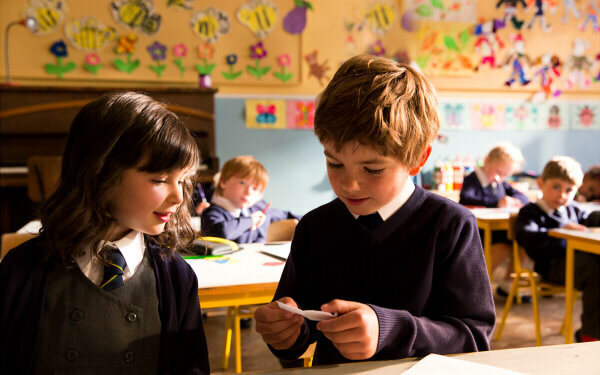 『あと1センチの恋』主演、太眉がキュートなリリー・コリンズインタビュー