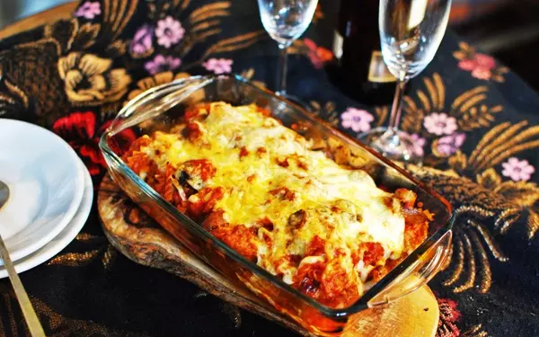 クリスマスメインに「トマト肉団子の熱々チーズグラタン」