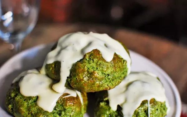 スイーツ作り初心者さんにオススメ！ クリスマス風「抹茶とホワイトチョコのスコーン」