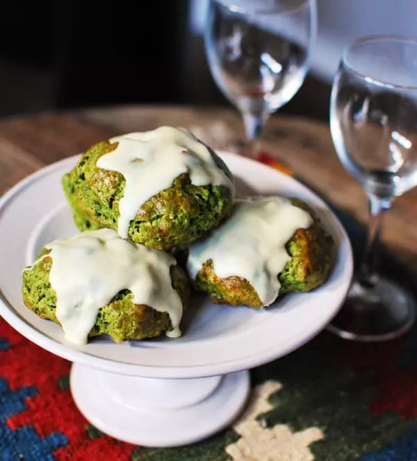 スイーツ作り初心者さんにオススメ! クリスマス風「抹茶とホワイトチョコのスコーン」