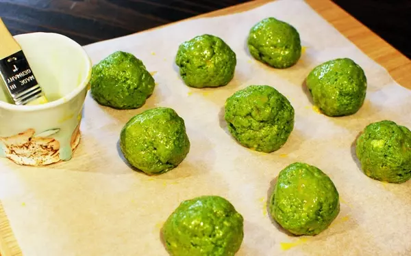 スイーツ作り初心者さんにオススメ！ クリスマス風「抹茶とホワイトチョコのスコーン」