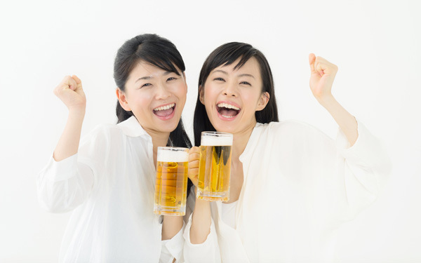 サラダ取り分けで女子力アピールは古い？ 幹事に聞いた「飲み会で好印象の女性」