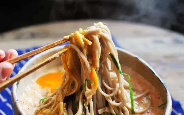 忘年会の続きの疲れた胃腸に、年末にお役立ち「キムチとろろ蕎麦」