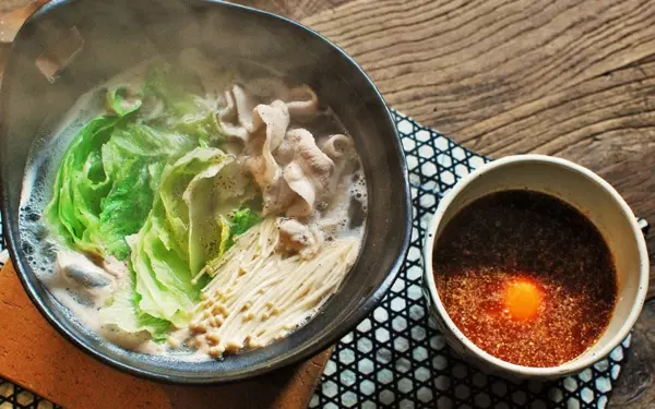 激ウマ鍋レシピ「納豆ダレで食べるヘルシーレタス豚しゃぶ鍋」