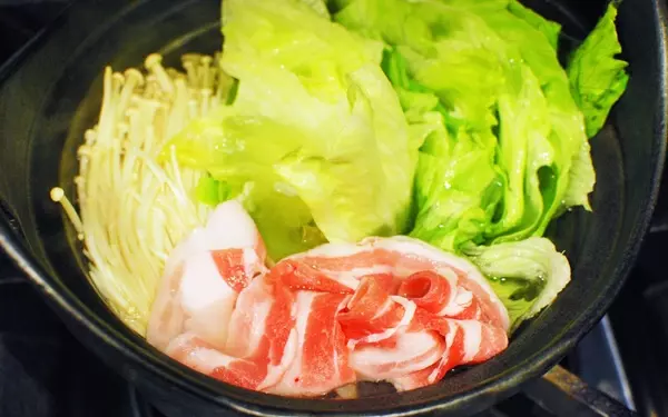 激ウマ鍋レシピ「納豆ダレで食べるヘルシーレタス豚しゃぶ鍋」
