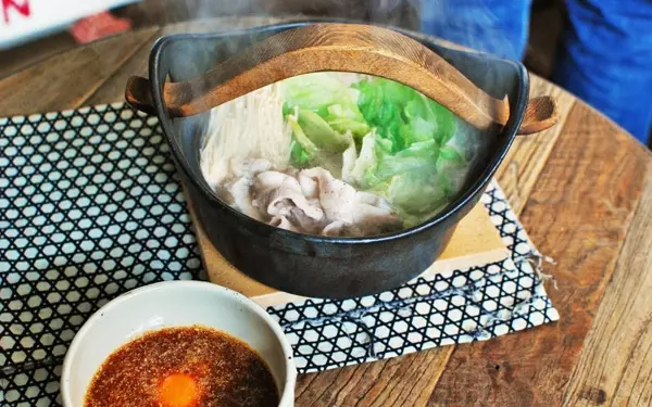激ウマ鍋レシピ「納豆ダレで食べるヘルシーレタス豚しゃぶ鍋」