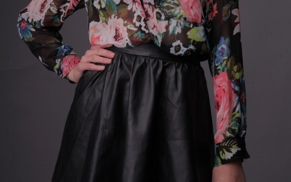 流行のミモレ丈スカート　脚を太く見せずに着こなすコツ