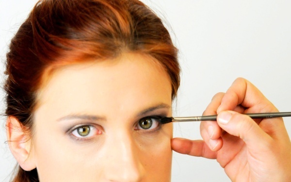 一重や奥二重もスッキリ見える。失敗しない旬顔メイク「スモーキーアイ」のつくり方