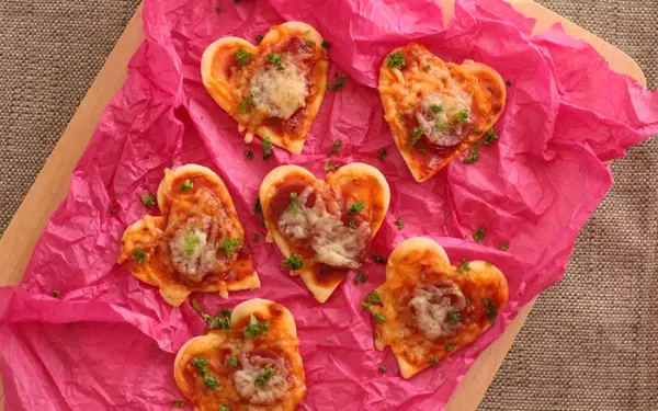 辛党な彼へのバレンタインに！ 餃子の皮でつくる簡単・ハート型ピザ