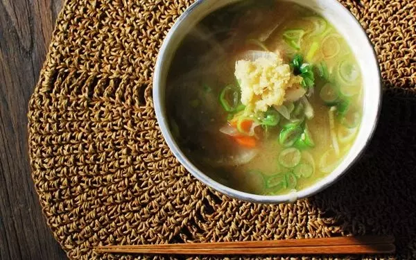 お夜食レシピ「厚切り豚肉の生姜たっぷり豚汁」