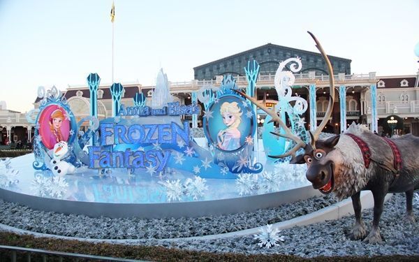 東京ディズニーランドで開催中のスペシャルイベント「アナとエルサのフローズンファンタジー」が大盛り上がり！　