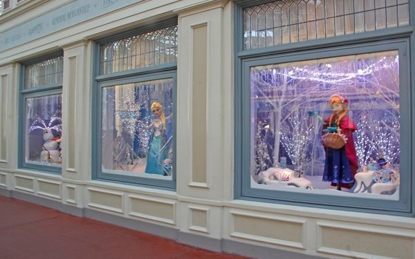 東京ディズニーランドで開催中のスペシャルイベント「アナとエルサのフローズンファンタジー」が大盛り上がり！　