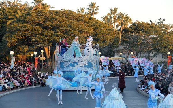 東京ディズニーランドで開催中のスペシャルイベント「アナとエルサのフローズンファンタジー」が大盛り上がり！　