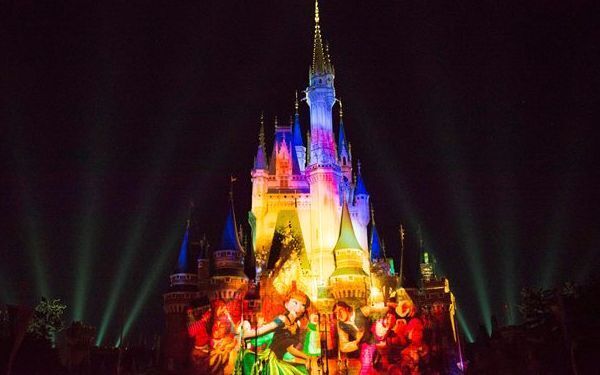 東京ディズニーランドで開催中のスペシャルイベント「アナとエルサのフローズンファンタジー」が大盛り上がり！　