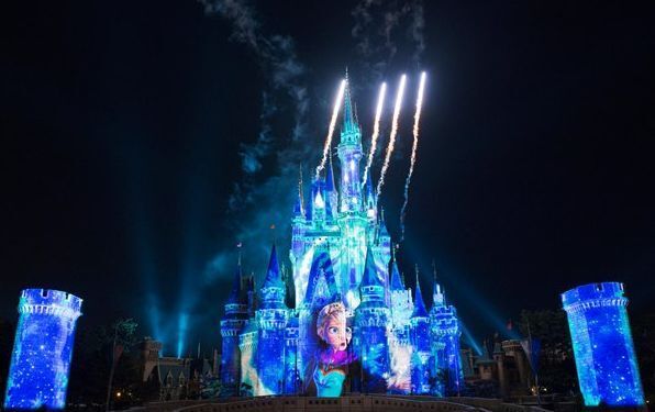 東京ディズニーランドで開催中のスペシャルイベント「アナとエルサのフローズンファンタジー」が大盛り上がり！　