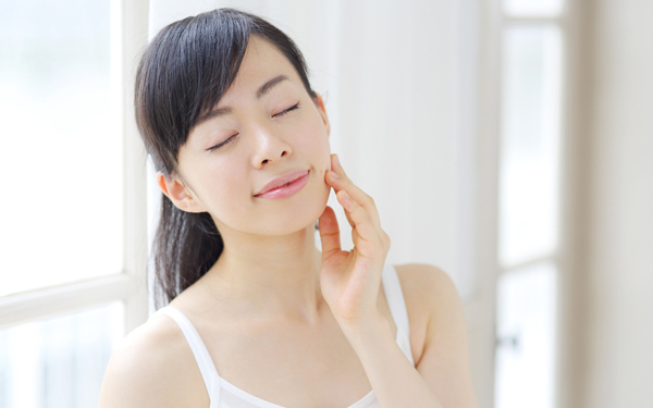 「不幸顔のモト」をチークブラシで解消。 第一印象で愛され顔になる秘密テク