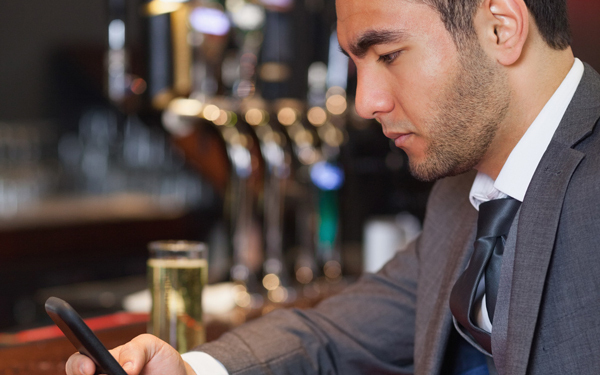 これって脈アリ？　酔った勢いでLINEしてくる男性の心理