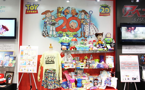 “スター・ウォーズイヤー”を盛り上げる最新「STAR WARS」アイテムや「アナ雪」アイテムがお披露目