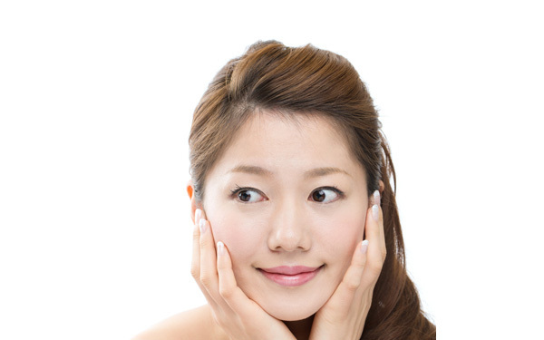 1回1分の「猫手マッサージ」、首のリンパを流して顔もデコルテもスッキリ美人に