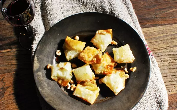 パパッとできる大人なおつまみ「チーズ＆メープルわんたん」。赤ワインにどうぞ