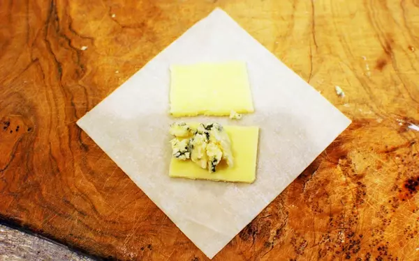 パパッとできる大人なおつまみ「チーズ＆メープルわんたん」。赤ワインにどうぞ