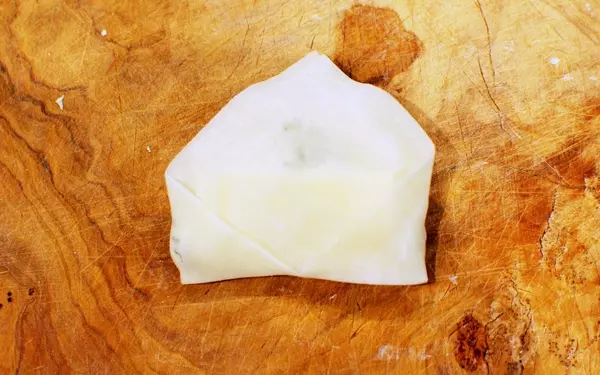 パパッとできる大人なおつまみ「チーズ＆メープルわんたん」。赤ワインにどうぞ