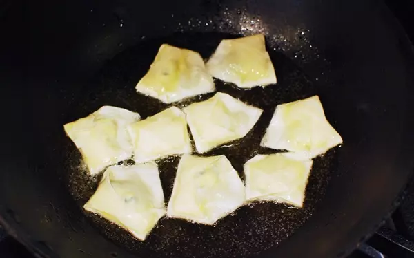 パパッとできる大人なおつまみ「チーズ＆メープルわんたん」。赤ワインにどうぞ