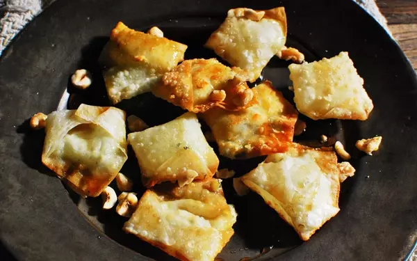 パパッとできる大人なおつまみ「チーズ＆メープルわんたん」。赤ワインにどうぞ